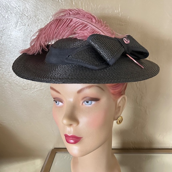 FETCHING 1950s' BLACK STRAW HAT - PINK OSTRICH FEATHER + STRAW BOW & PINK BEAD - Picture 1 of 12